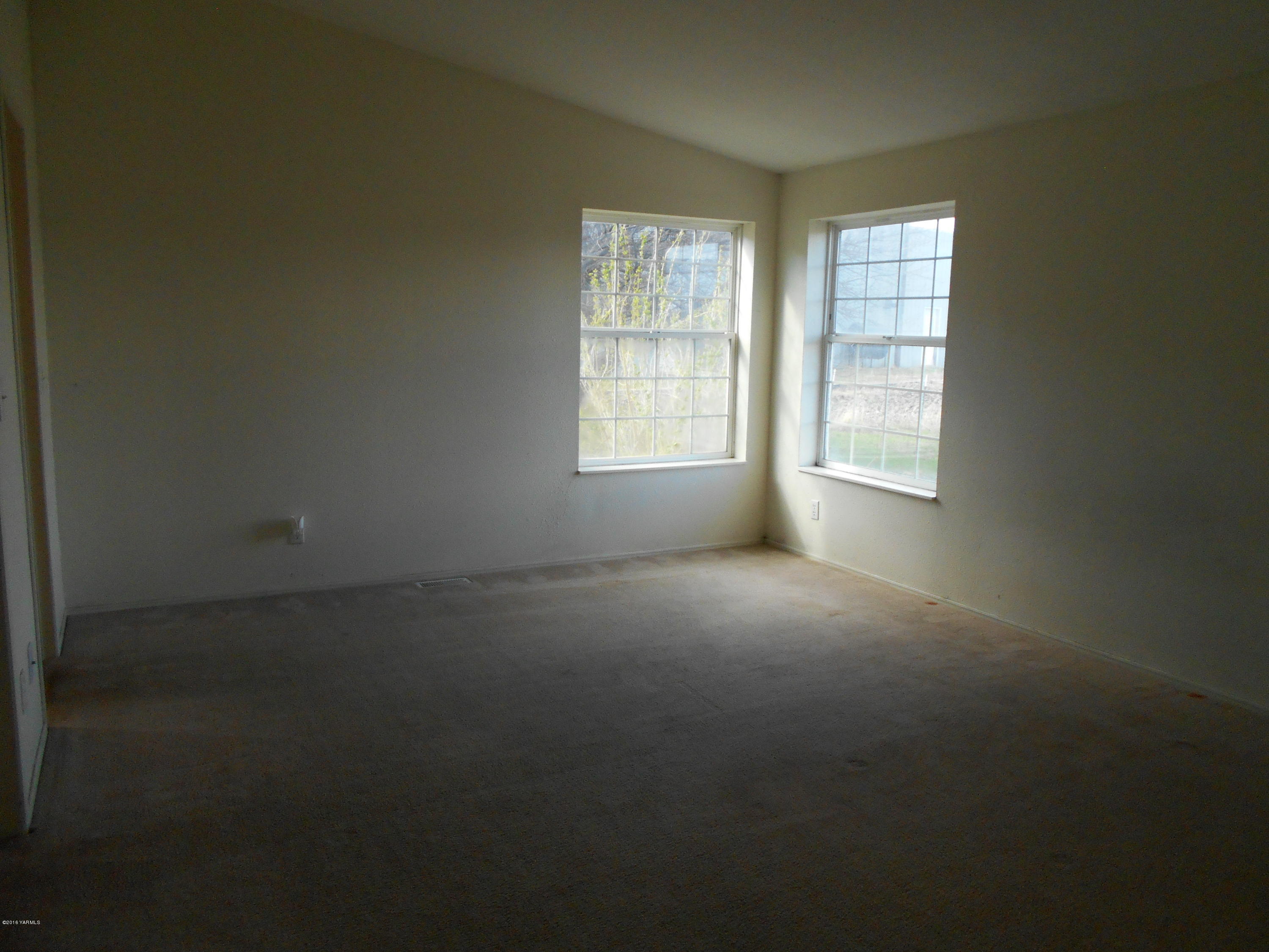 4051 Wenas Road South Selah, WA 98942 - Photo 10 of 21 an empty room with a window