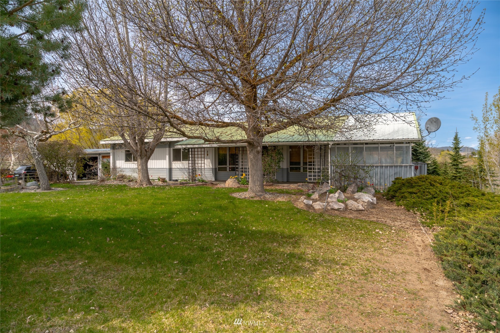 1 George Road Omak, WA 98841 - Photo 1 of 38 a view of a house with a yard