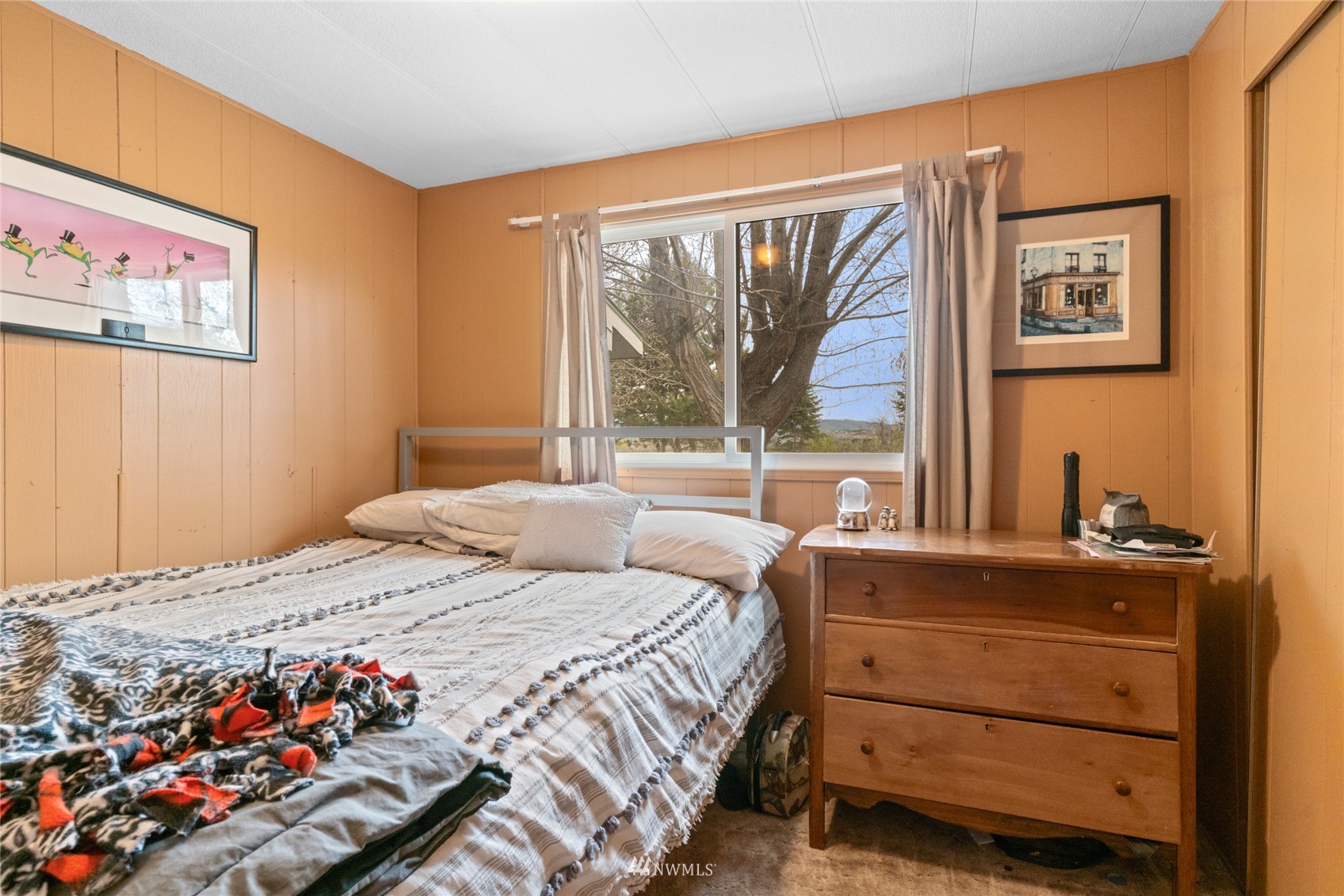 1 George Road Omak, WA 98841 - Photo 24 of 38 a bedroom with a bed and a window