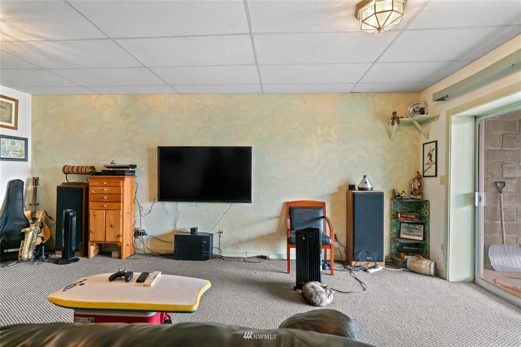 1 George Road Omak, WA 98841 - Photo 25 of 38 a room with furniture a flat screen tv and a window