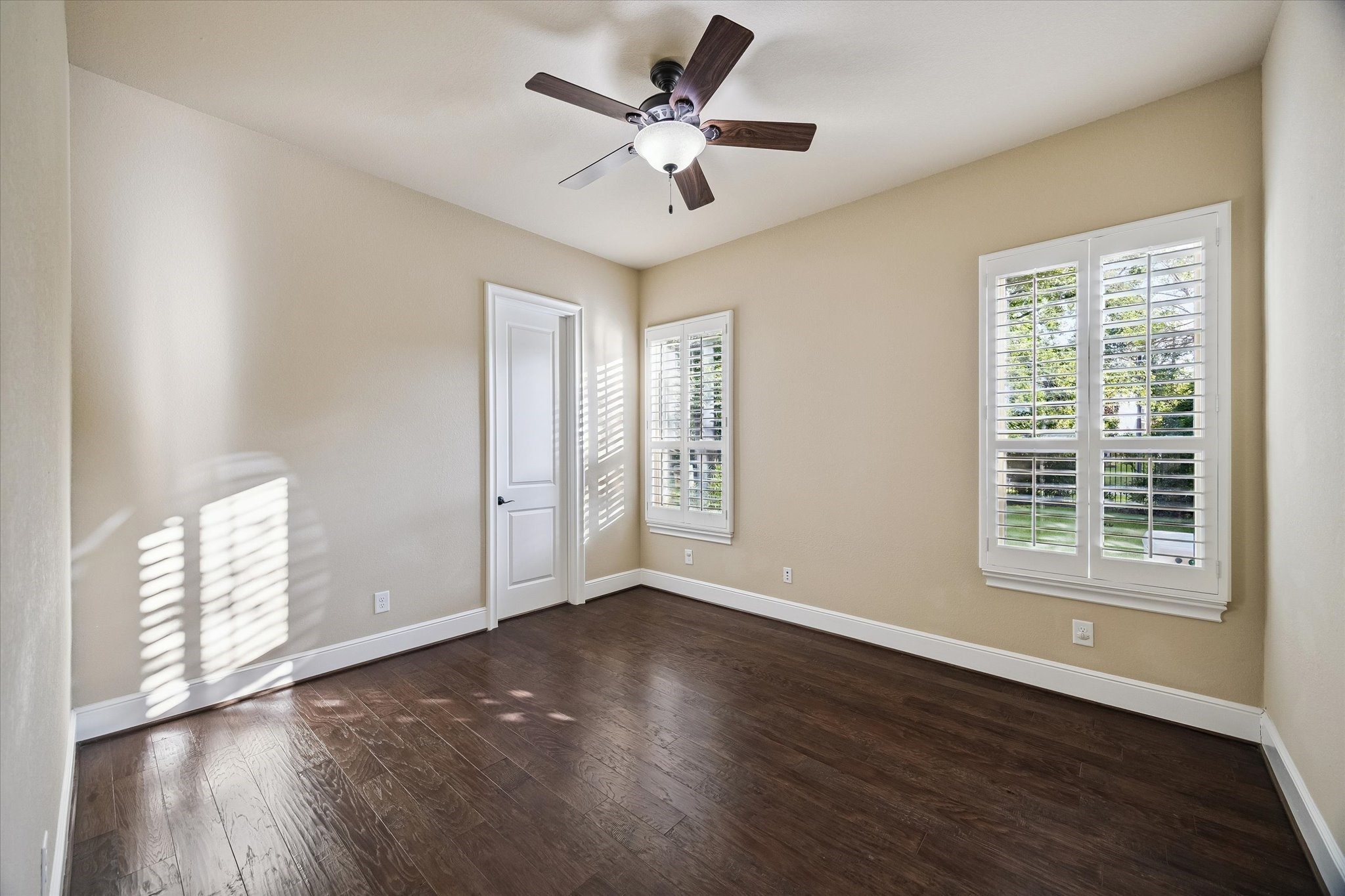 35 North Fremont Ridge Loop Spring, TX 77389 - Photo 10 of 37 Privately situated on the first floor, this inviting guest suite features hardwood flooring, plantation shutters, a walk-in closet, and a private en-suite bath, offering comfort and convenience for overnight guests or extended family.