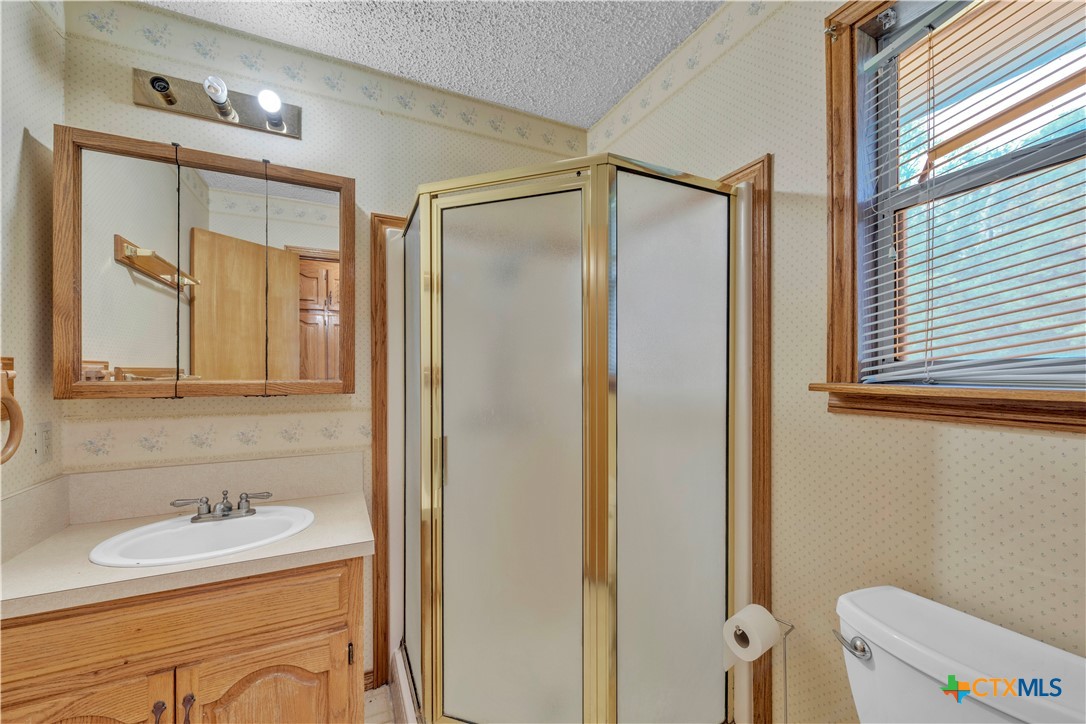 7634 Fox Trail Belton, TX 76513 - Photo 29 of 41 bathroom by kitchen