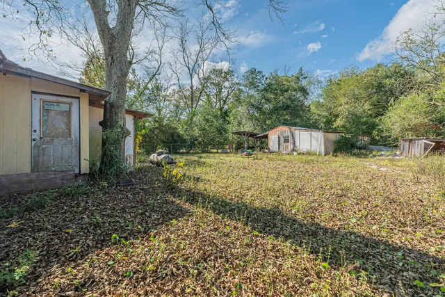 a view of a backyard