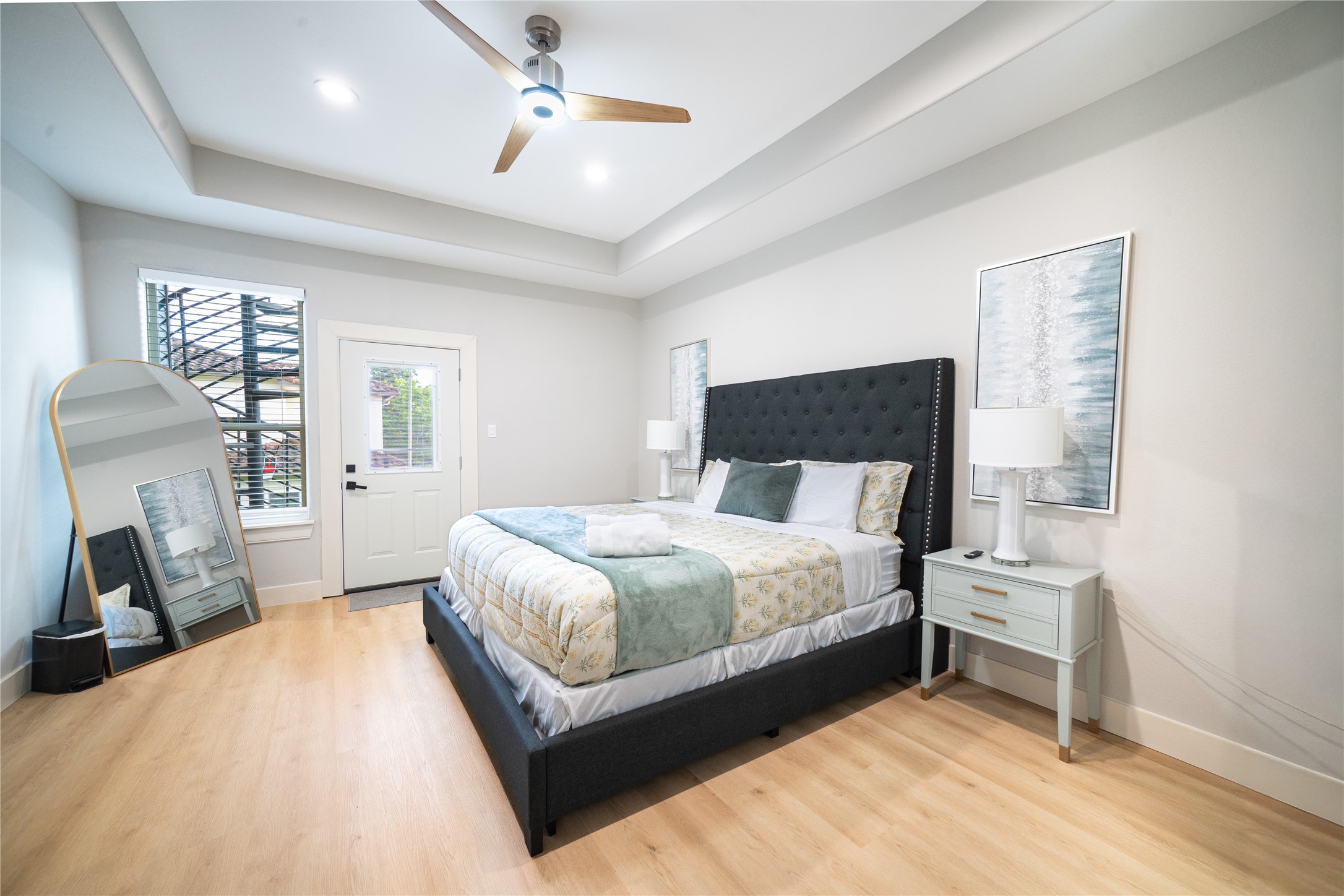 4607 Nolda Street, Unit B Houston, TX 77007 - Photo 7 of 14 Oversized master bedroom with modern ceiling finish and great lighting.