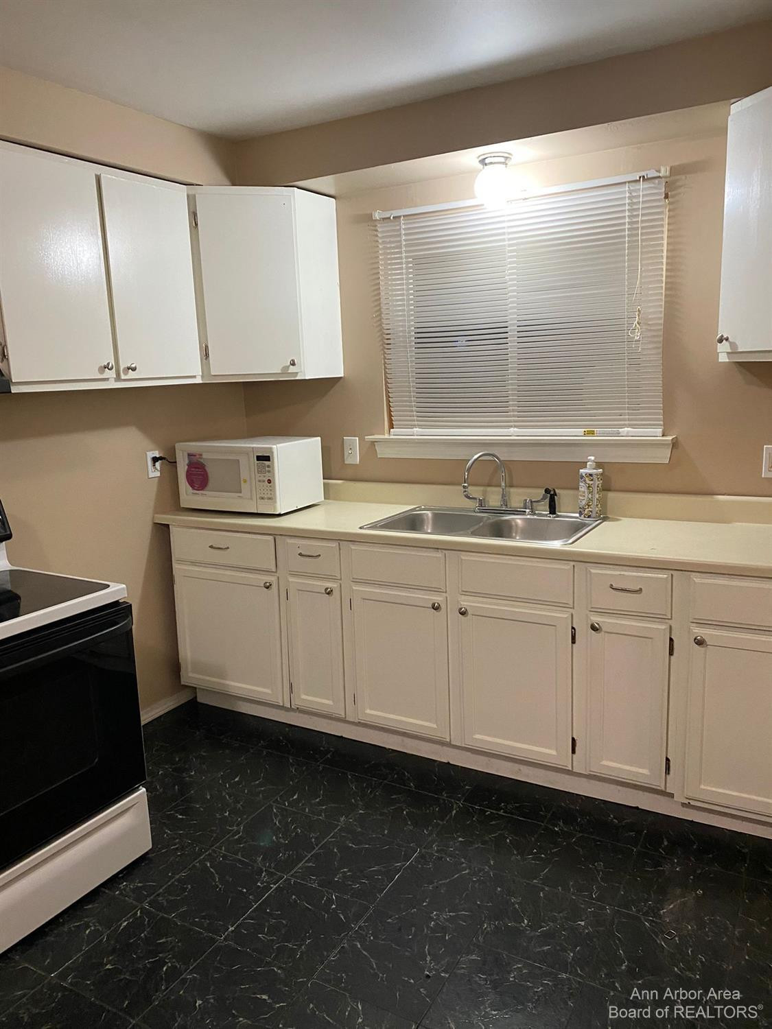 21207 Inkster Road Farmington Hills, MI 48336 - Photo 8 of 15 Photo 8