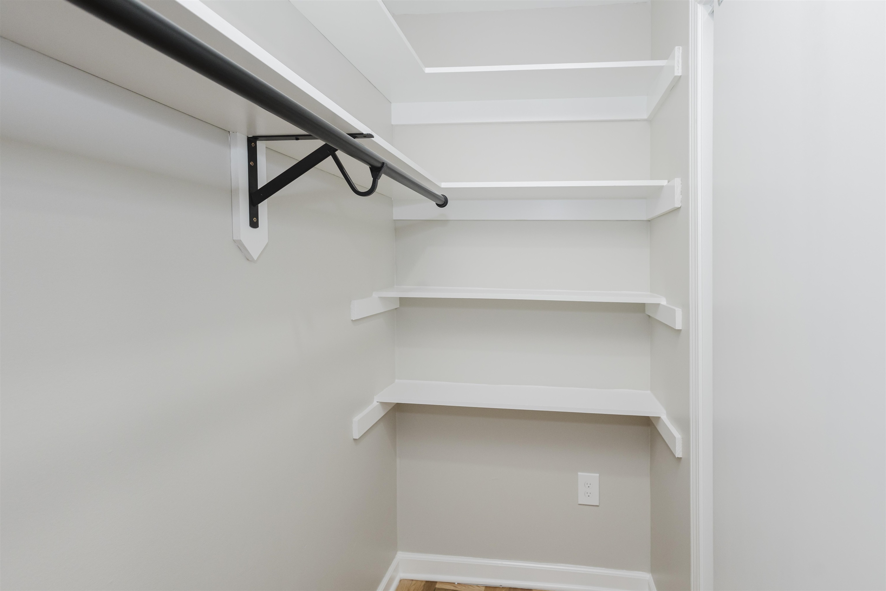 421 McDermitt Road Memphis, TN 38120 - Photo 17 of 23 a close view of closet