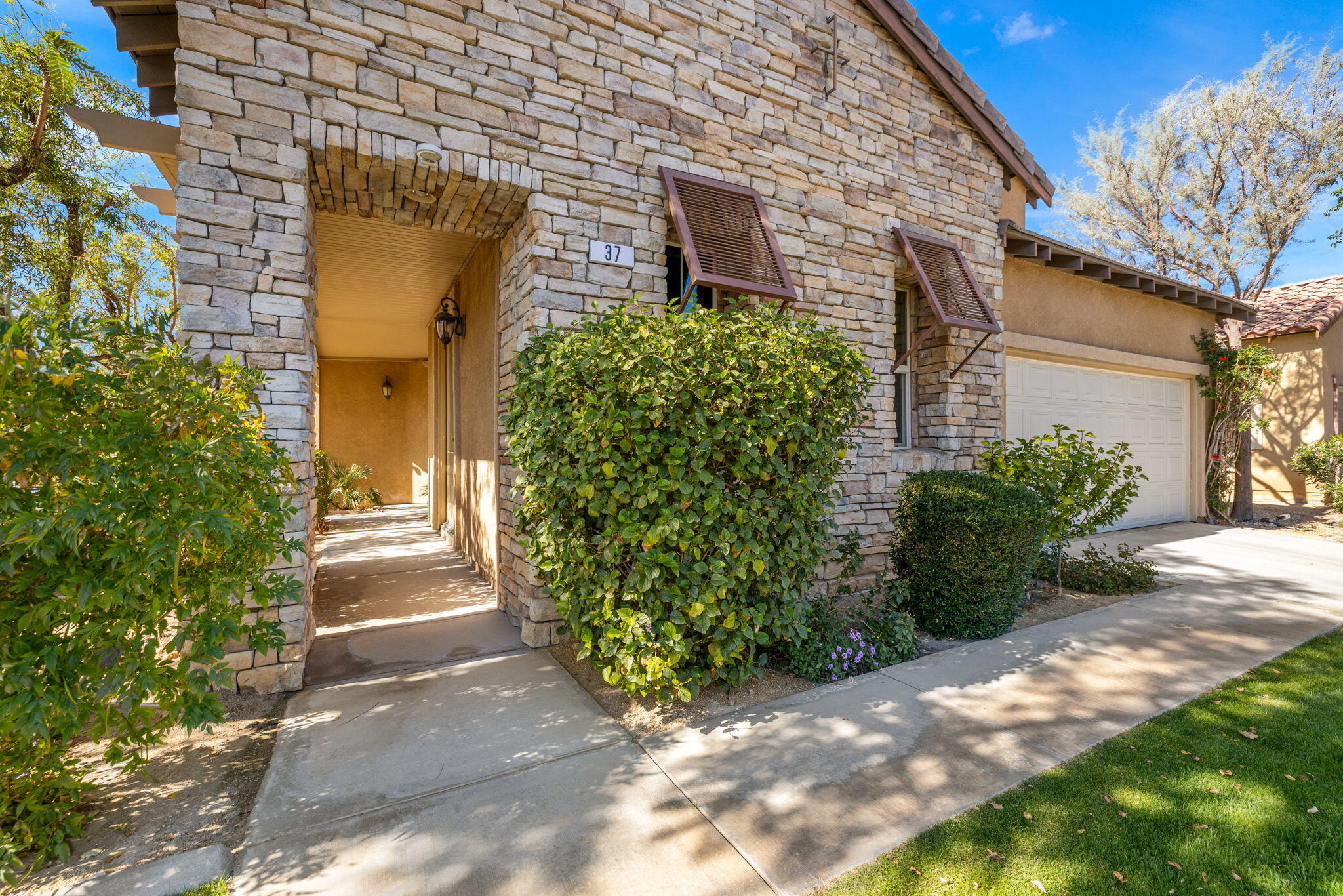 37 Shoreline Drive Rancho Mirage, CA 92270 - Photo 2 of 59 10-web-or-mls-8M4A0638