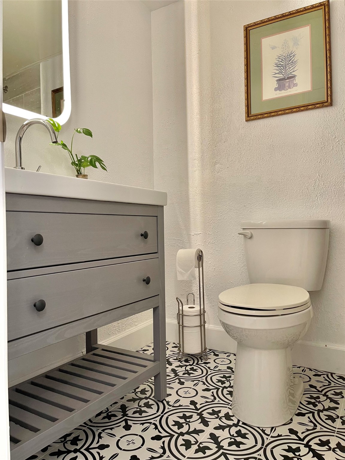 3400 Timmons Lane, Unit 13 Houston, TX 77027 - Photo 13 of 17 a bathroom with a toilet and a sink