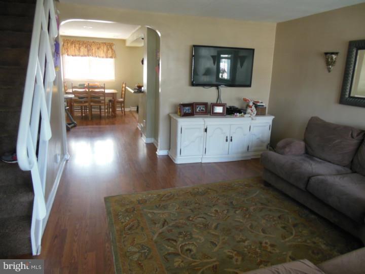 3244 Fordham Road Philadelphia, PA 19114 - Photo 3 of 21 Living Room