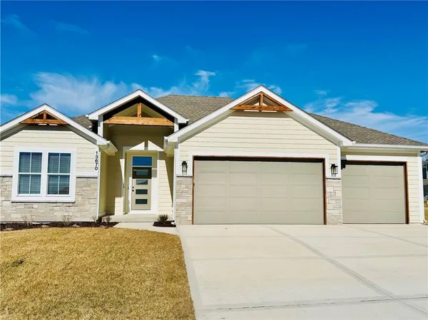 $689,900 | 13670 Northwest 71 Street, Parkville, MO 64152