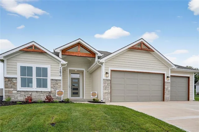 $689,900 | 13670 Northwest 71 Street, Parkville, MO 64152