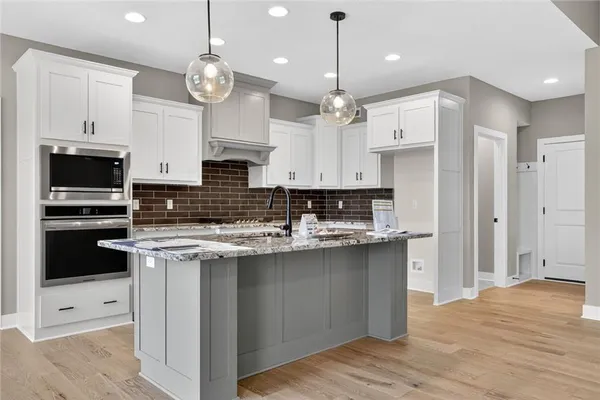 $689,900 | 13670 Northwest 71 Street, Parkville, MO 64152