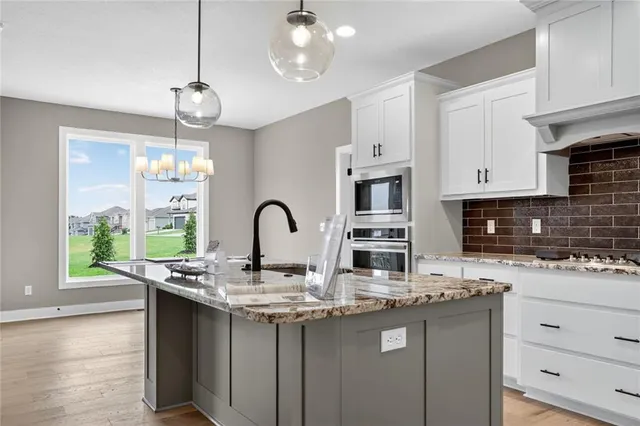 $689,900 | 13670 Northwest 71 Street, Parkville, MO 64152