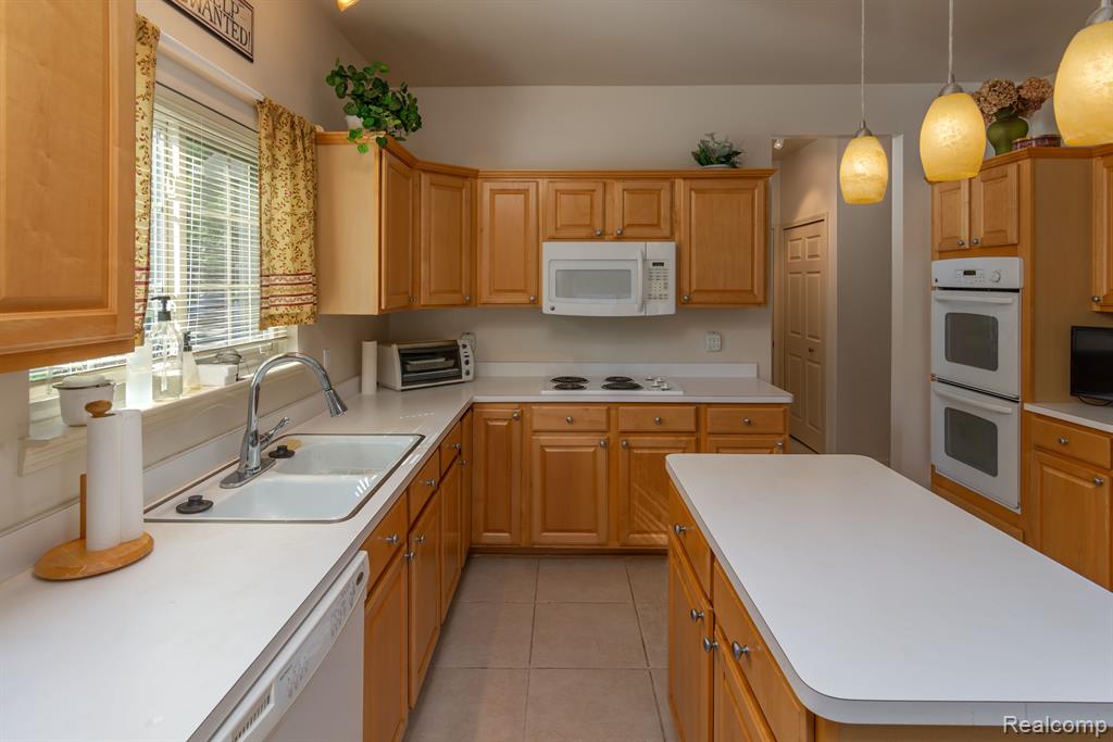 29241 Autumn Ridge Farmington Hills, MI 48334 - Photo 9 of 25