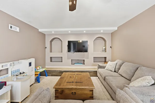 $299,500 | 6309 Southwest 28th Street, Topeka, KS 66614