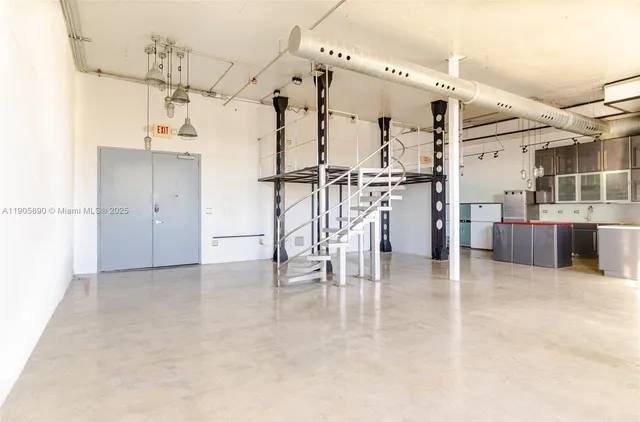a view of entryway and kitchen