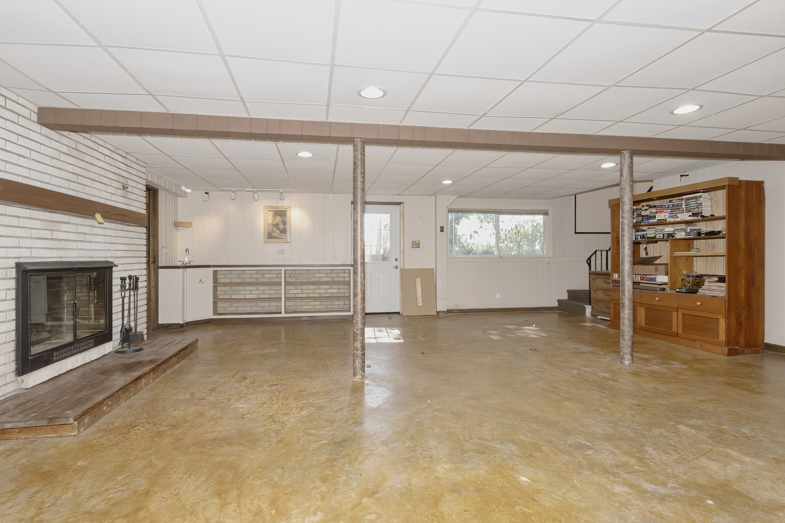 3511 West Gracy Road McHenry, IL 60050 - Photo 26 of 49 a view of a livingroom with a fireplace