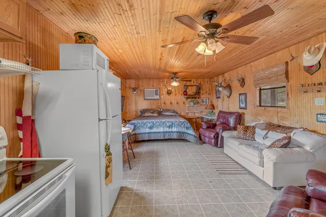 a view of a livingroom with furniture and a ceiling fan