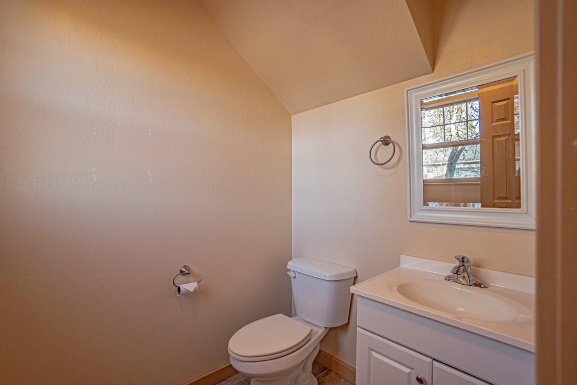 913 Bellview Avenue Ashland, OR 97520 - Photo 13 of 29 Half Bath off Kitchen