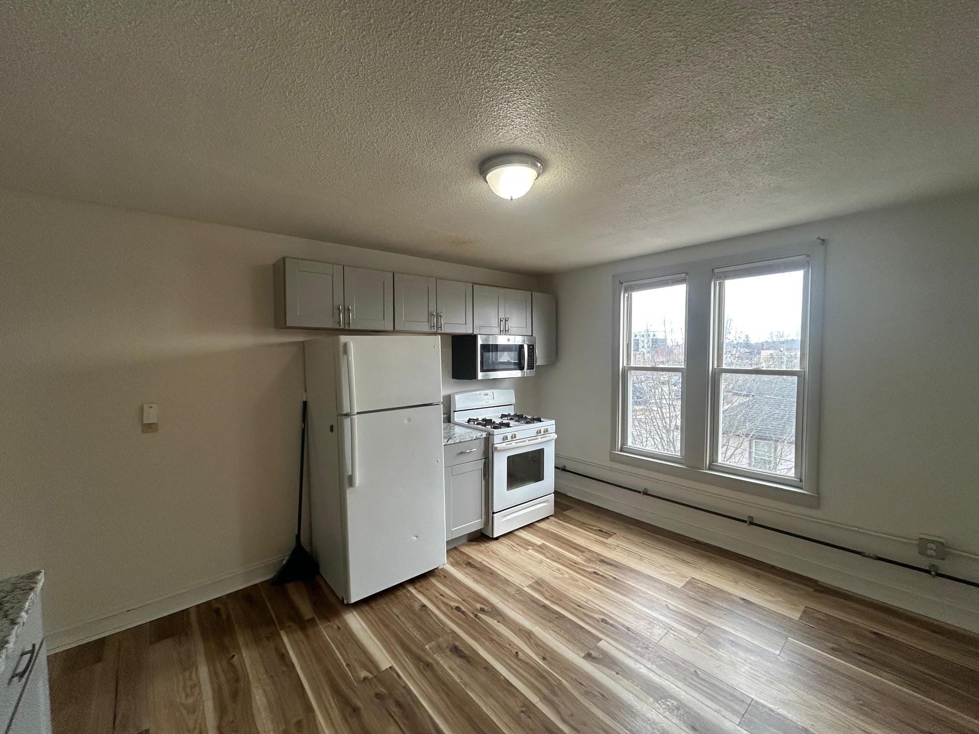 23 Elm Street, Unit #7 3 Nashua, NH 03060 - Photo 4 of 17