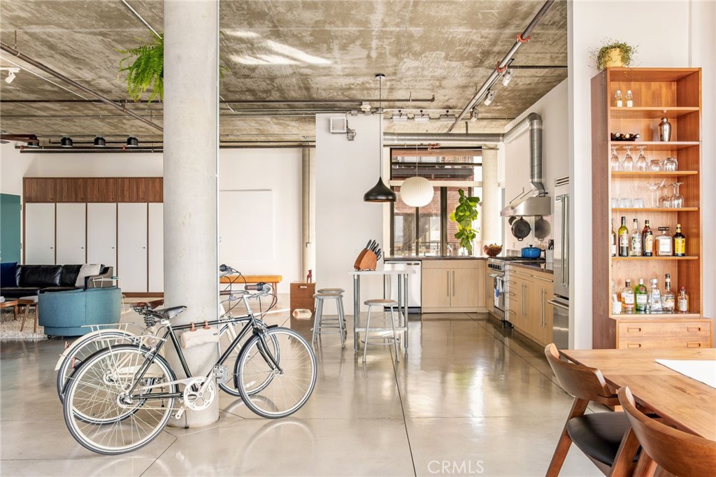 835 Locust Avenue, Unit 519 Long Beach, CA 90813 - Photo 14 of 42 a room with musical instruments