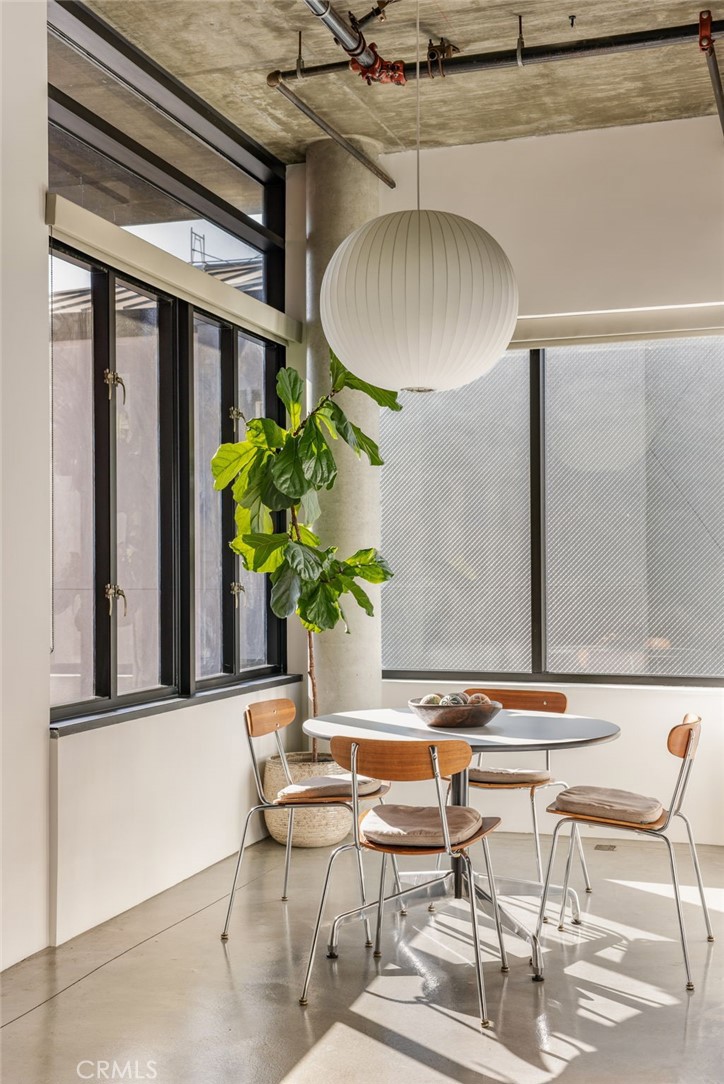 835 Locust Avenue, Unit 519 Long Beach, CA 90813 - Photo 17 of 42 a dining room with table and chairs