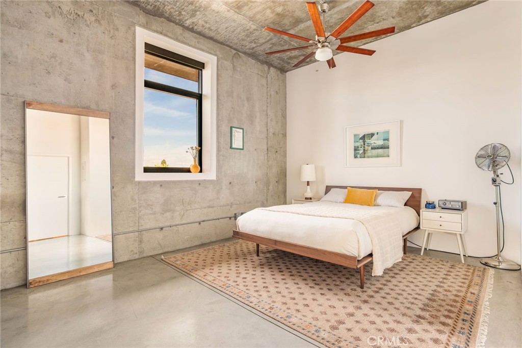 835 Locust Avenue, Unit 519 Long Beach, CA 90813 - Photo 18 of 42 a bedroom with a bed and a window