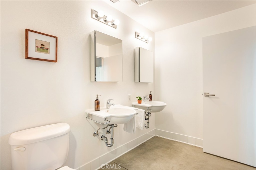 835 Locust Avenue, Unit 519 Long Beach, CA 90813 - Photo 21 of 42 a bathroom with a sink a toilet and mirror