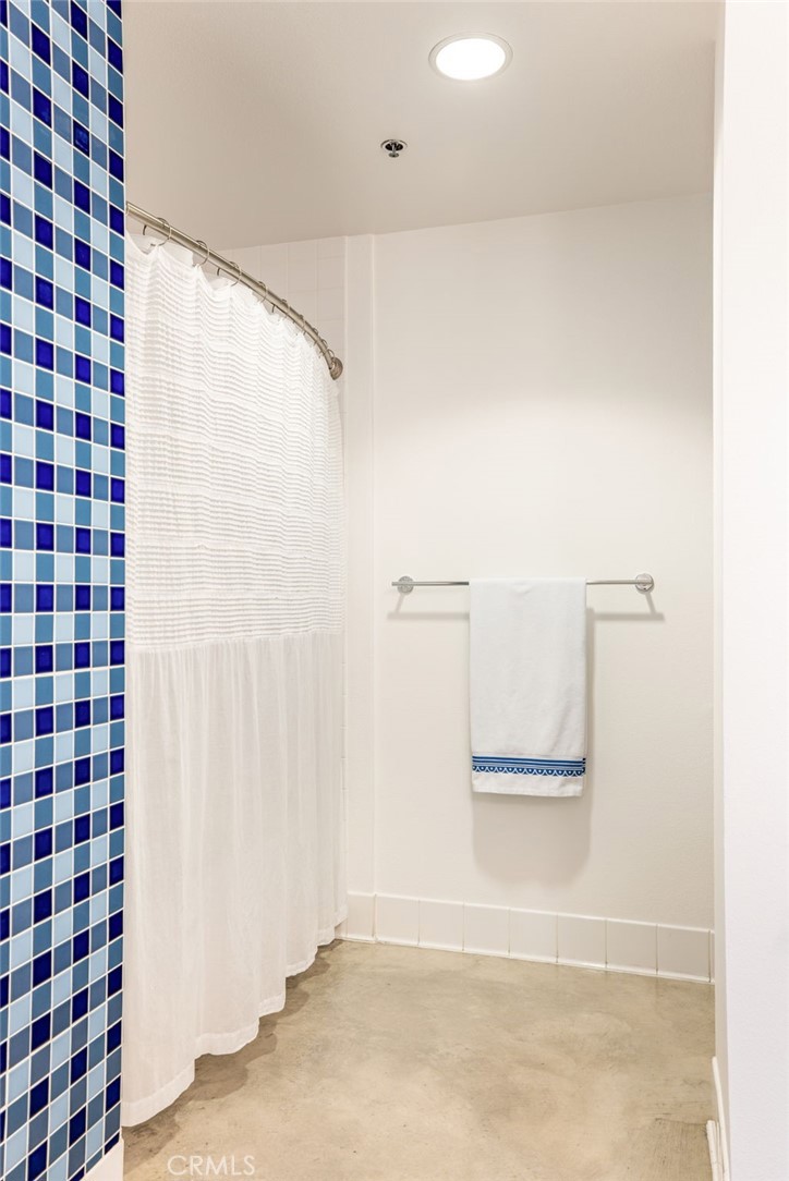 835 Locust Avenue, Unit 519 Long Beach, CA 90813 - Photo 22 of 42 a bathroom with a shower