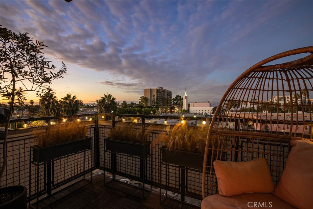 835 Locust Avenue, Unit 519 Long Beach, CA 90813 - Photo 29 of 42 a terrace with outdoor seating
