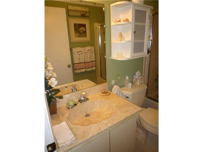 8094 Springtree Road, Unit 8094 Boca Raton, FL 33496 - Photo 19 of 31 Bathroom