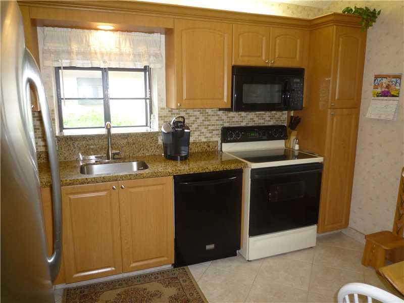 8094 Springtree Road, Unit 8094 Boca Raton, FL 33496 - Photo 4 of 31 Kitchen