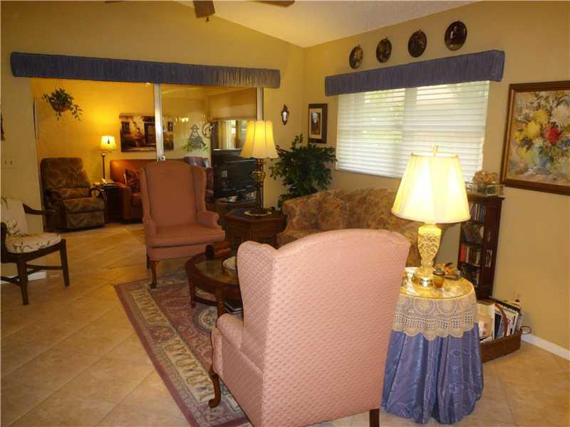 8094 Springtree Road, Unit 8094 Boca Raton, FL 33496 - Photo 10 of 31 Living Room