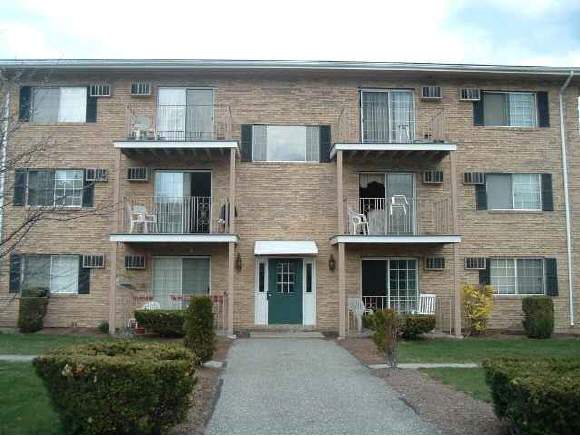 377 Huse Road, Unit 4 Manchester, NH 03103 - Photo 1 of 9