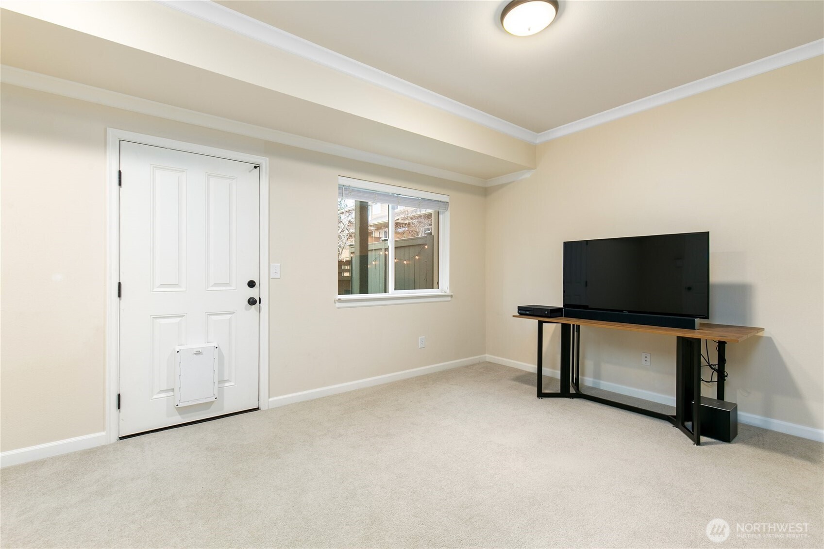 320 Chelan Place Northeast, Unit H1 Renton, WA 98059 - Photo 25 of 30 an empty room with windows and furniture