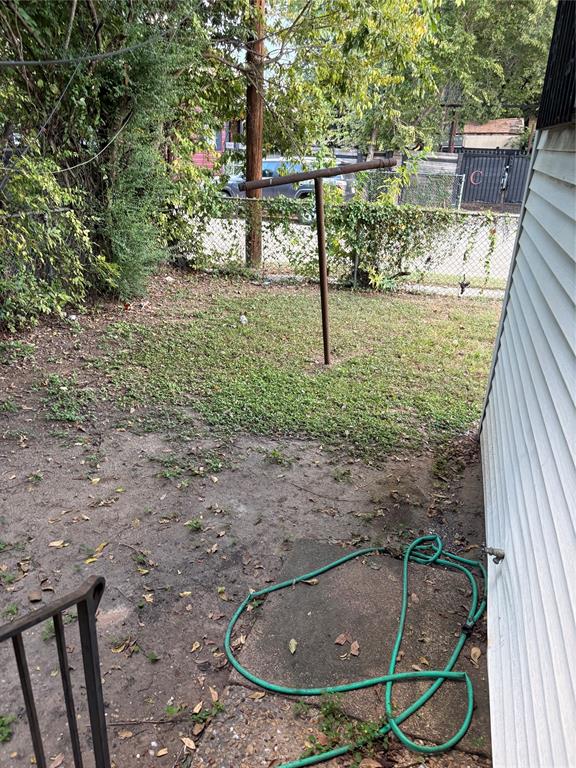 a view of a backyard