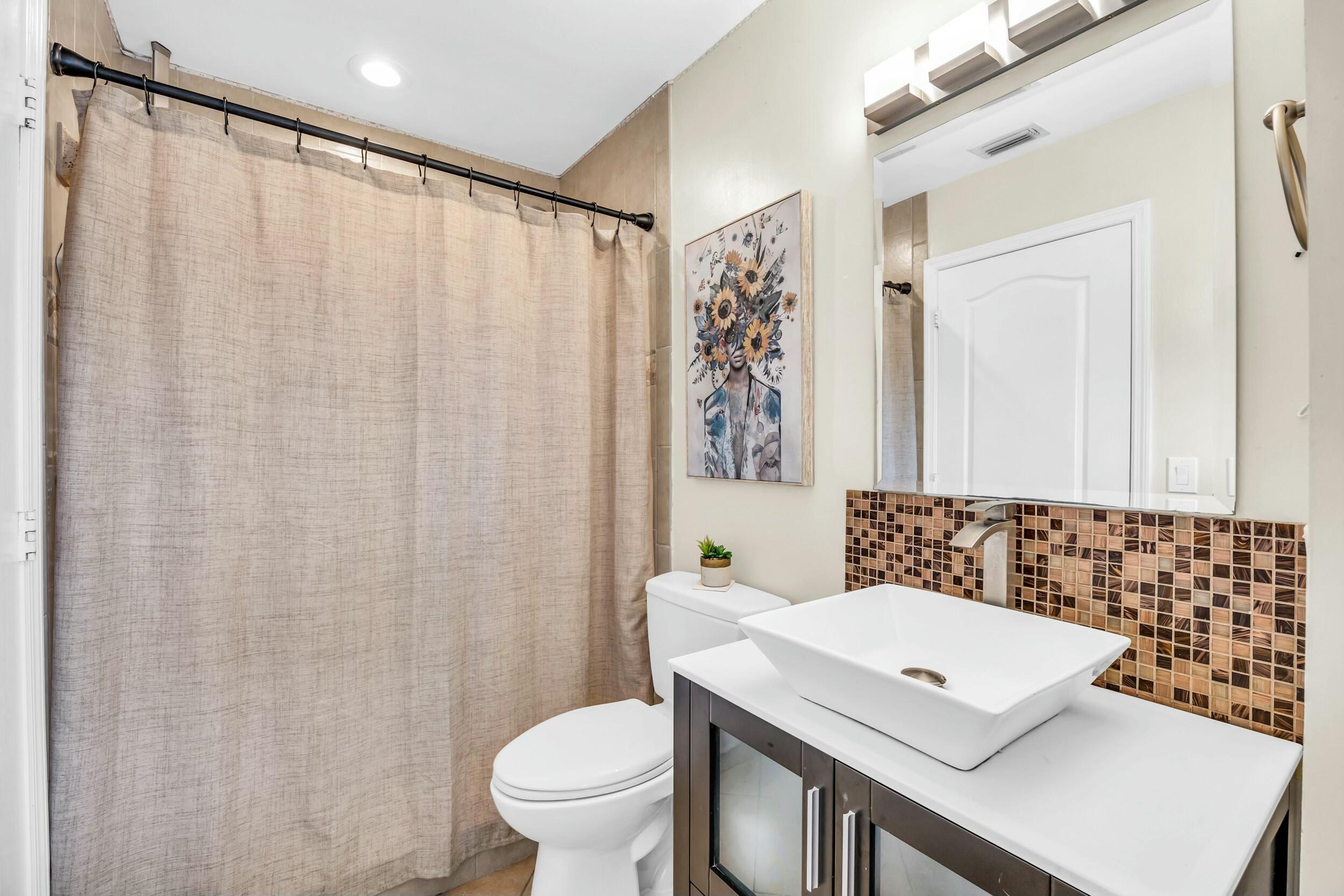 11 Hemlock Lane Tequesta, FL 33469 - Photo 17 of 27 2nd Bathroom