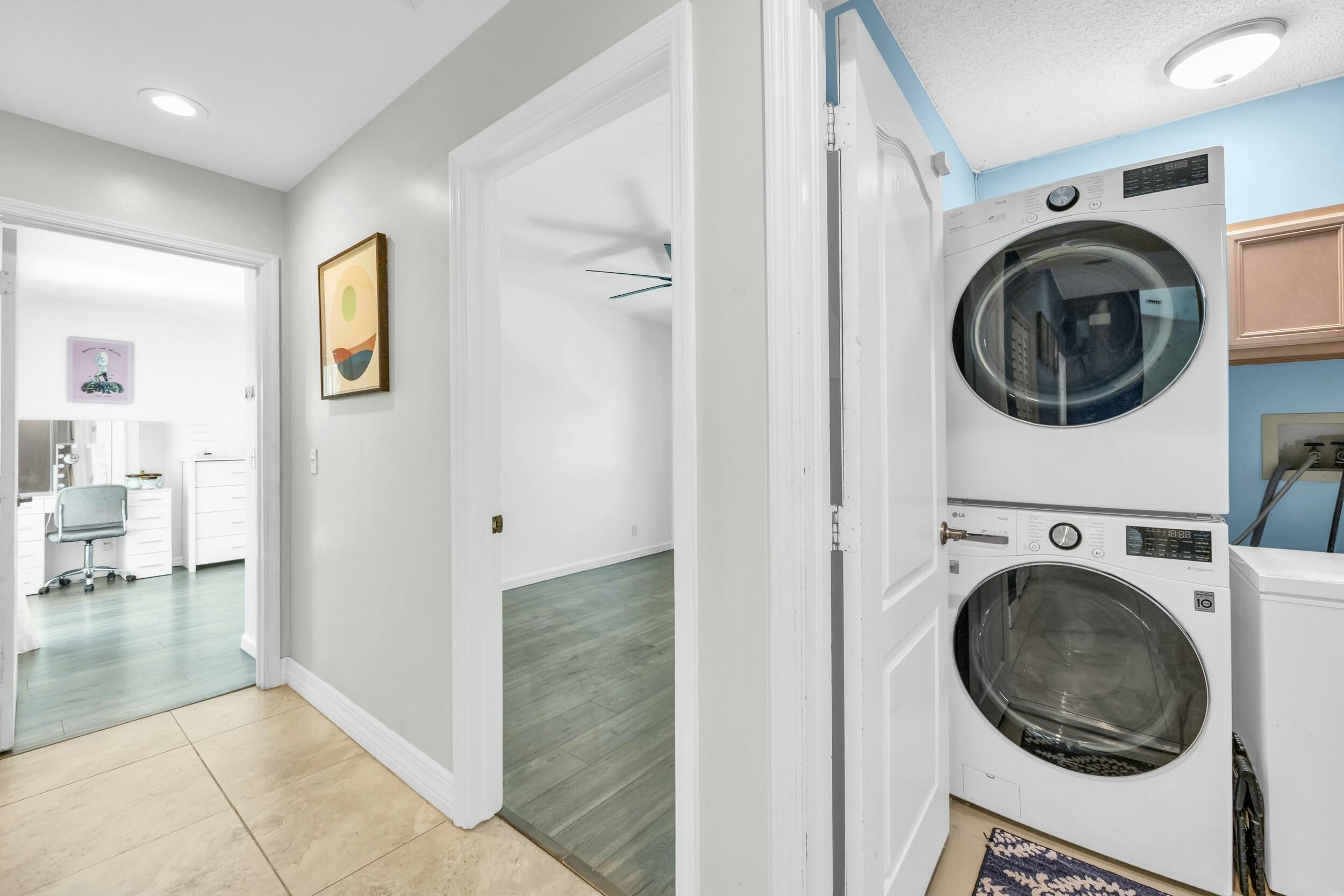 11 Hemlock Lane Tequesta, FL 33469 - Photo 20 of 27 Washer Dryer