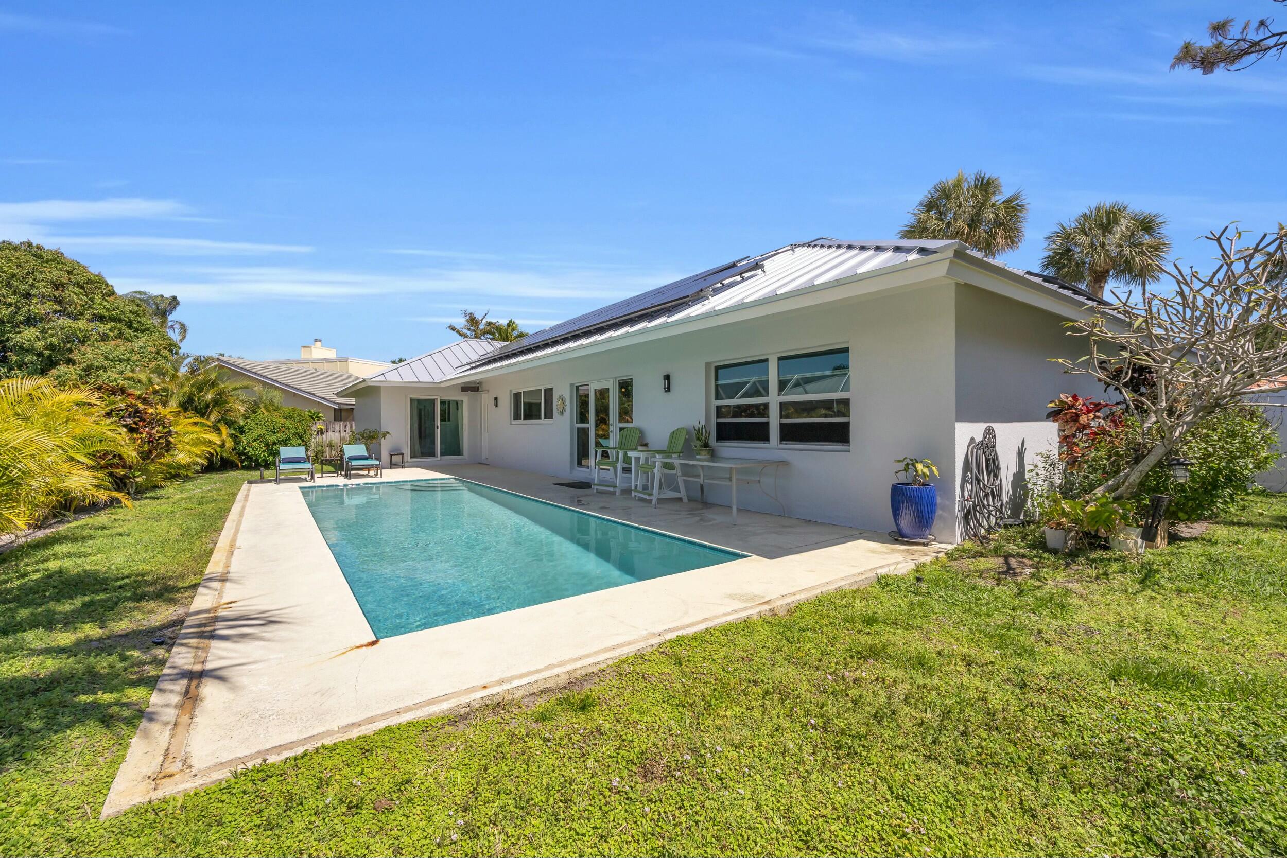 11 Hemlock Lane Tequesta, FL 33469 - Photo 21 of 27 Pool/Backyard