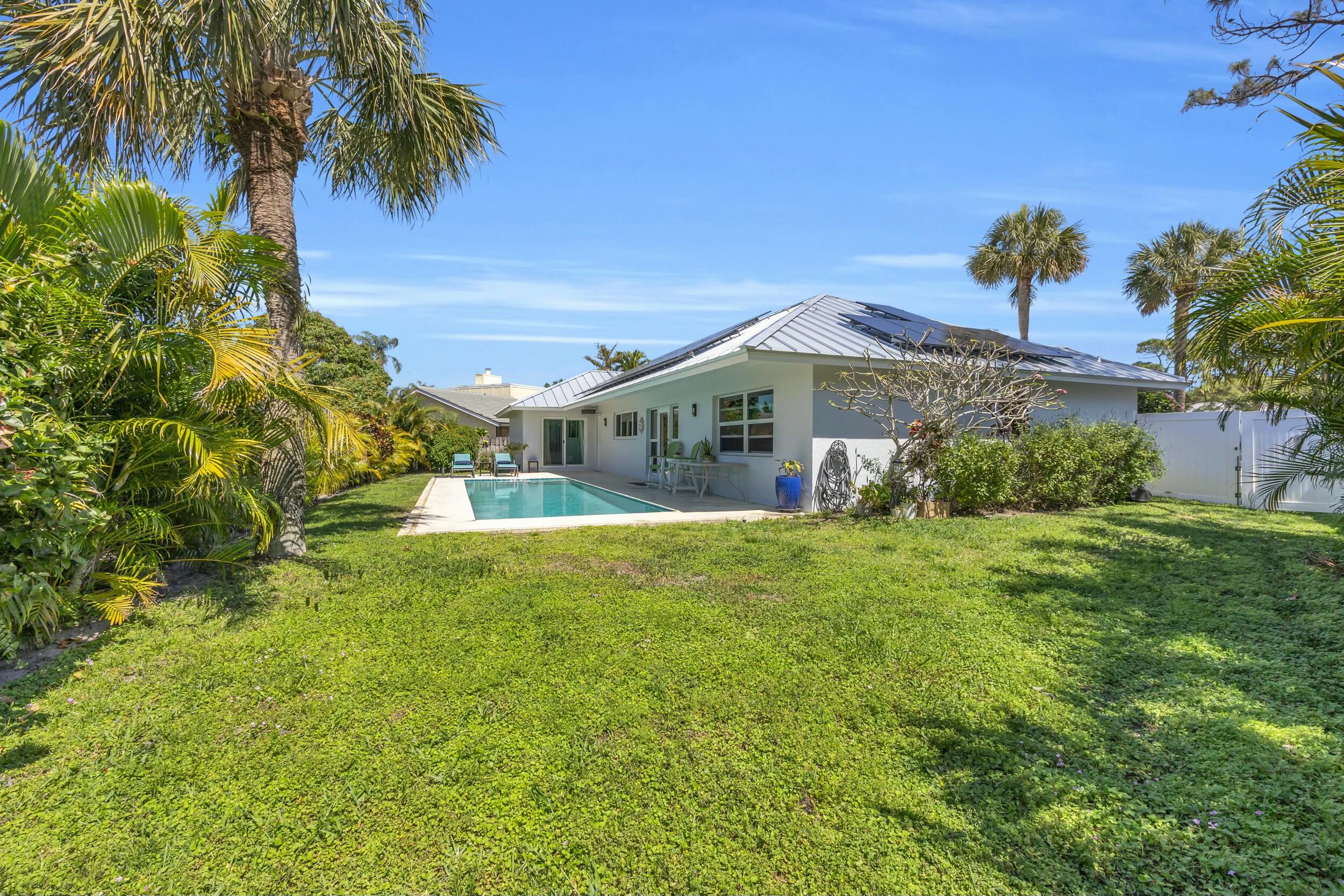 11 Hemlock Lane Tequesta, FL 33469 - Photo 23 of 27 Pool/Backyard