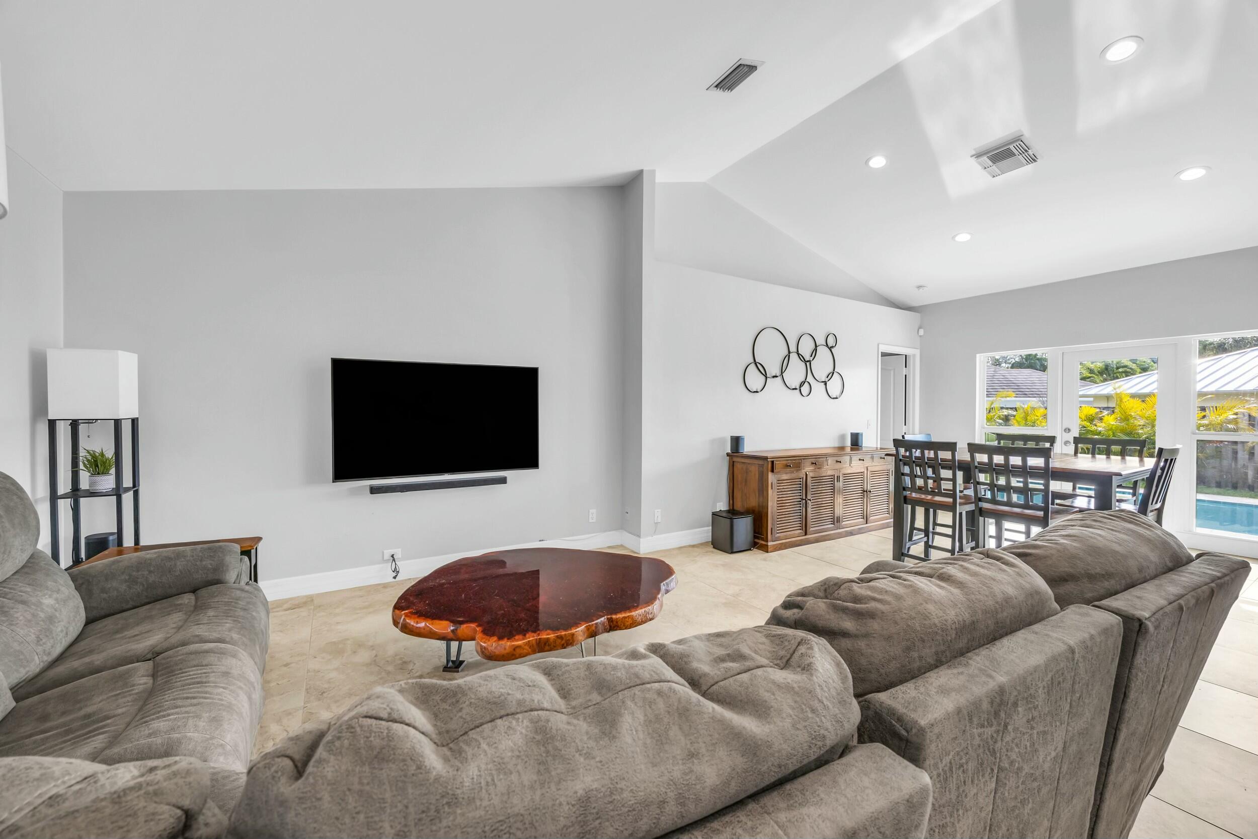 11 Hemlock Lane Tequesta, FL 33469 - Photo 4 of 27 Living Room