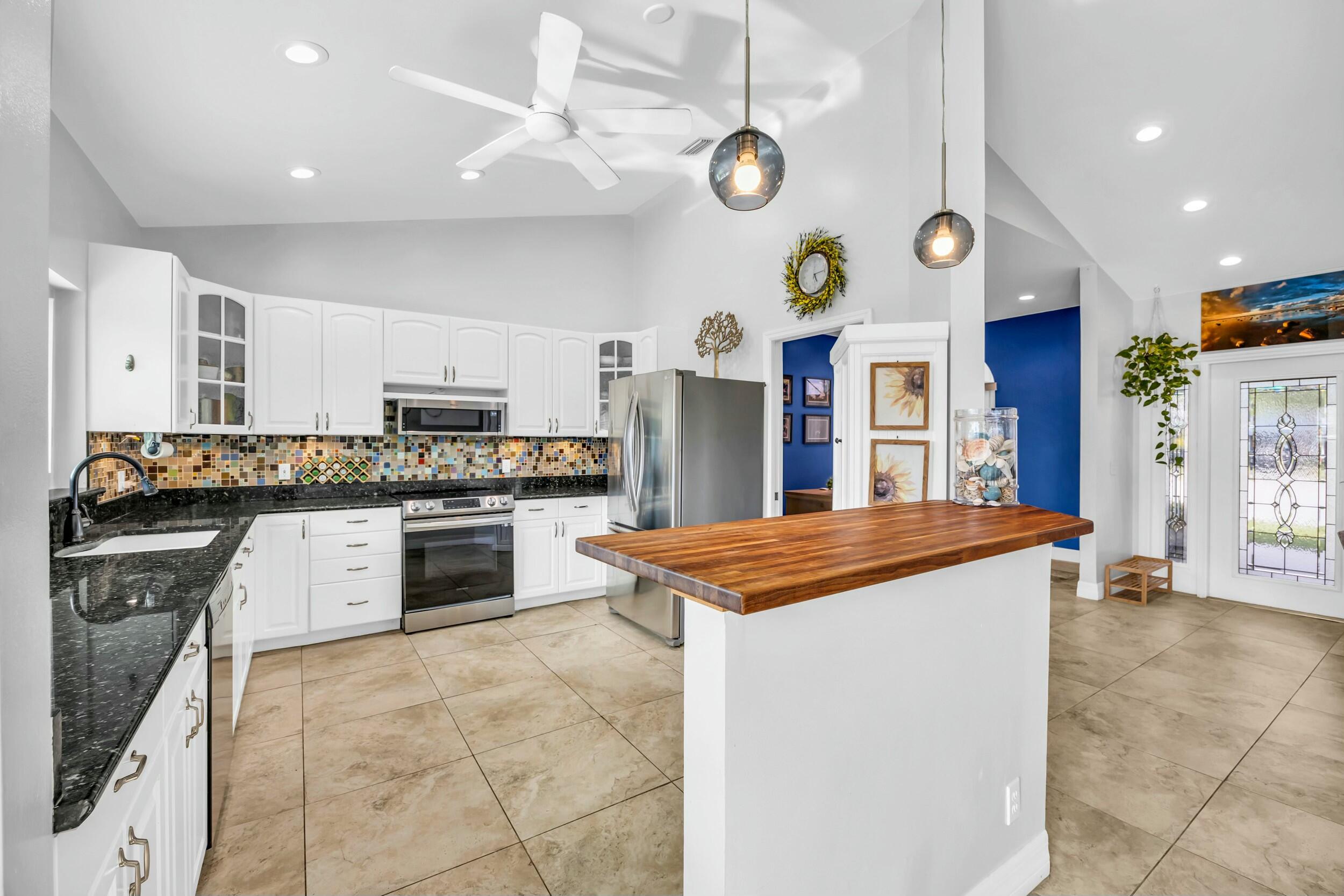 11 Hemlock Lane Tequesta, FL 33469 - Photo 5 of 27 Kitchen