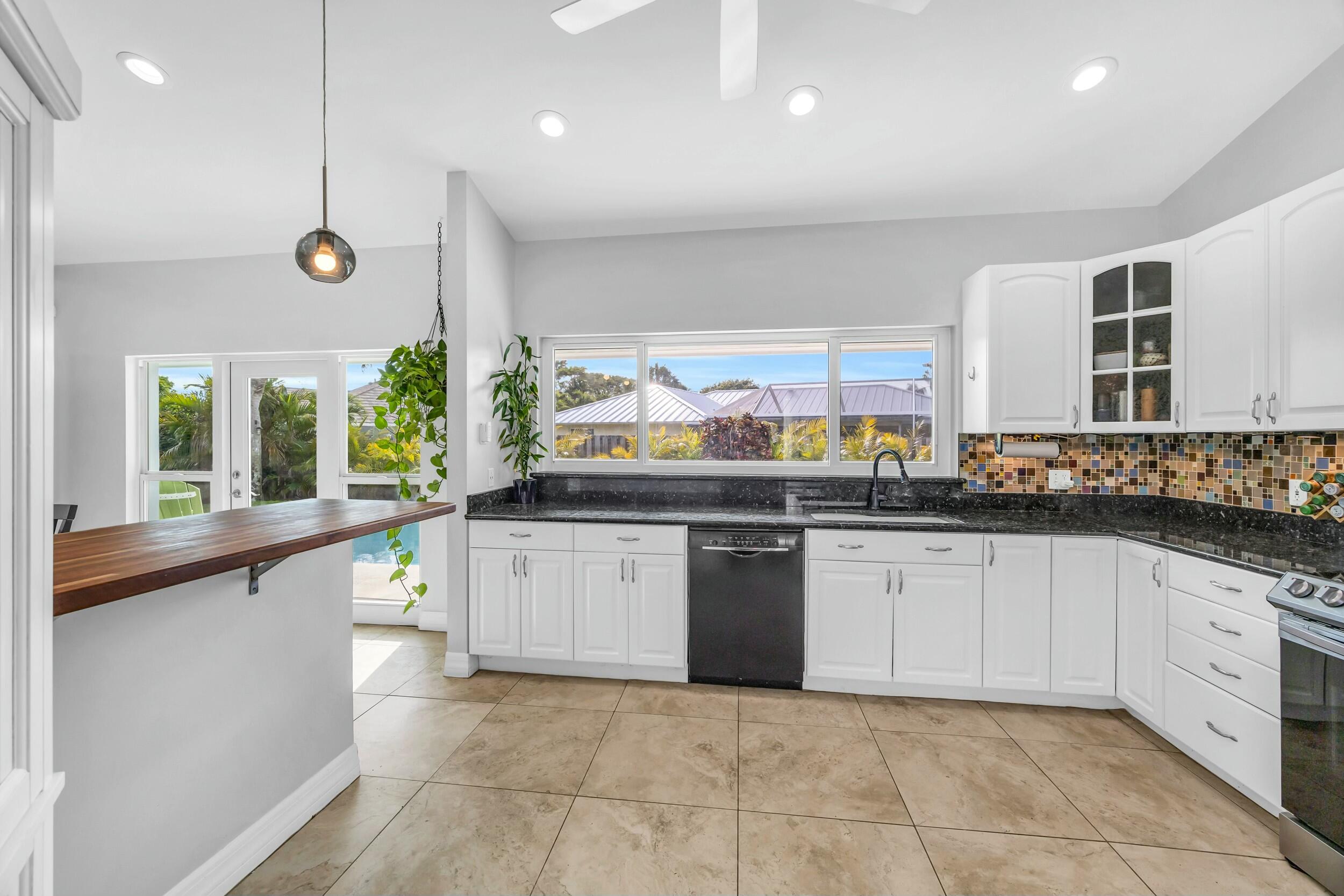 11 Hemlock Lane Tequesta, FL 33469 - Photo 7 of 27 Kitchen