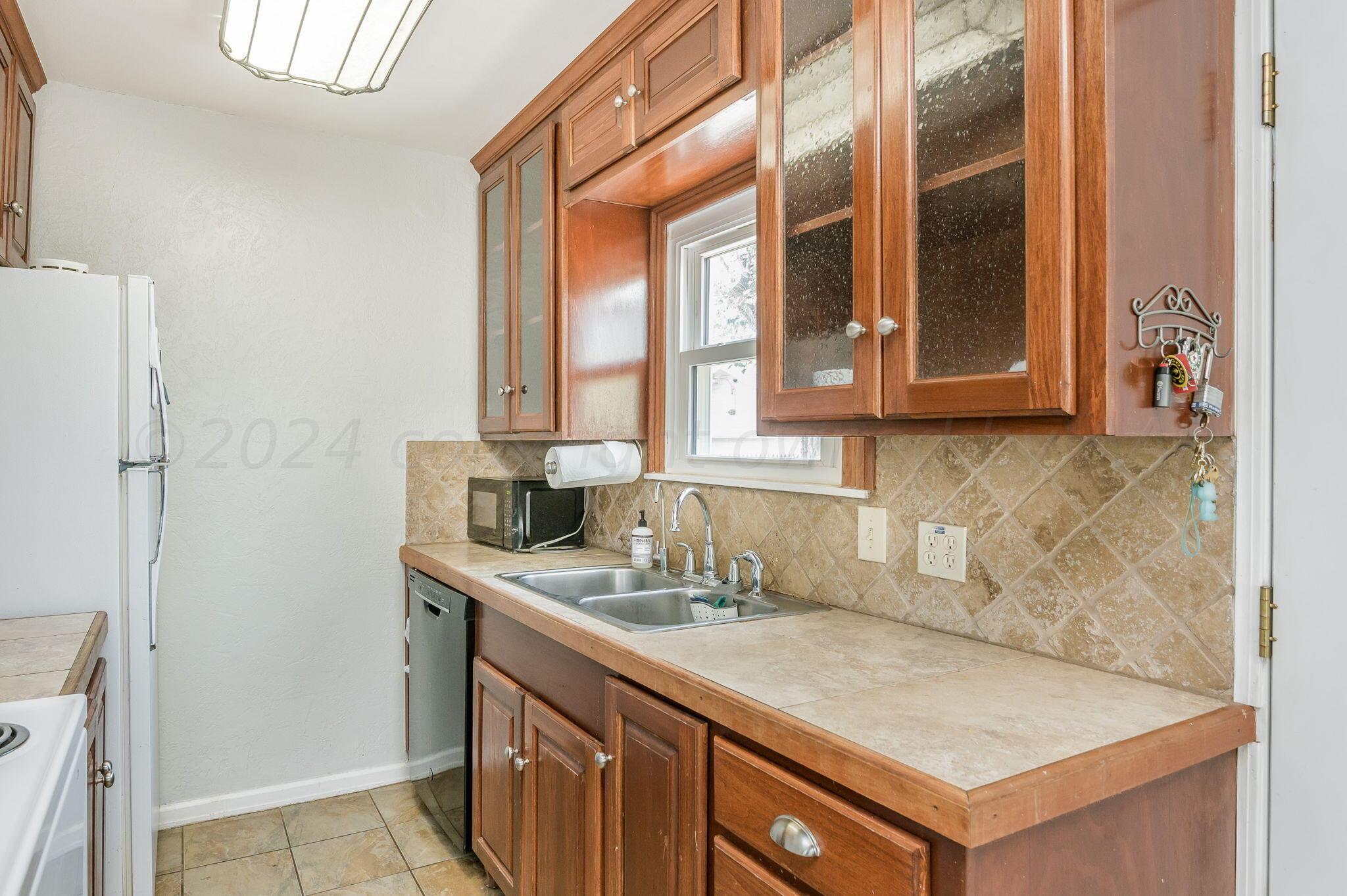 3802 South Jackson Street Amarillo, TX 79110 - Photo 8 of 20 a bathroom with a sink and a mirror
