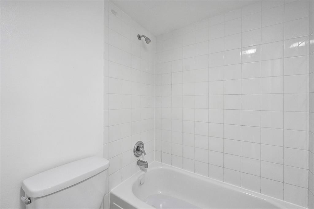 555 Southeast 8th Street, Unit 252 Deerfield Beach, FL 33441 - Photo 12 of 18 a bathroom with a toilet and bathtub