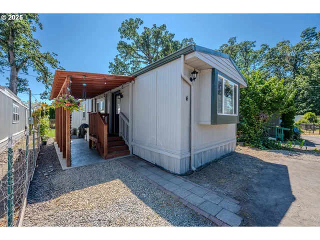 a view of a outdoor space in front of a house