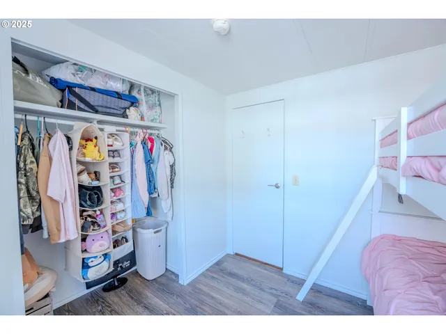 a bed room with a bed and a closet