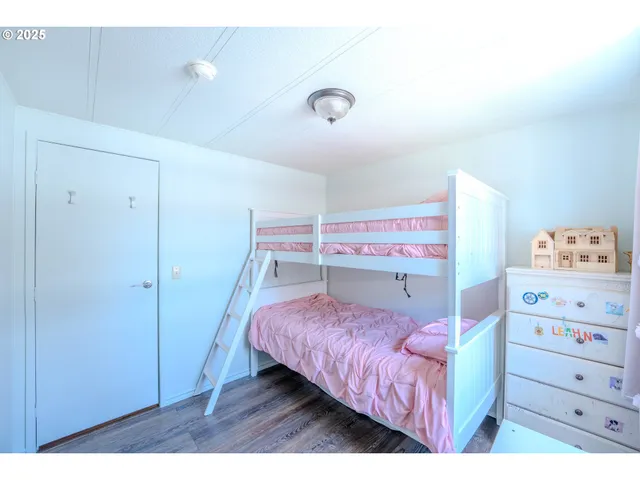 a view of a yard in front of the house