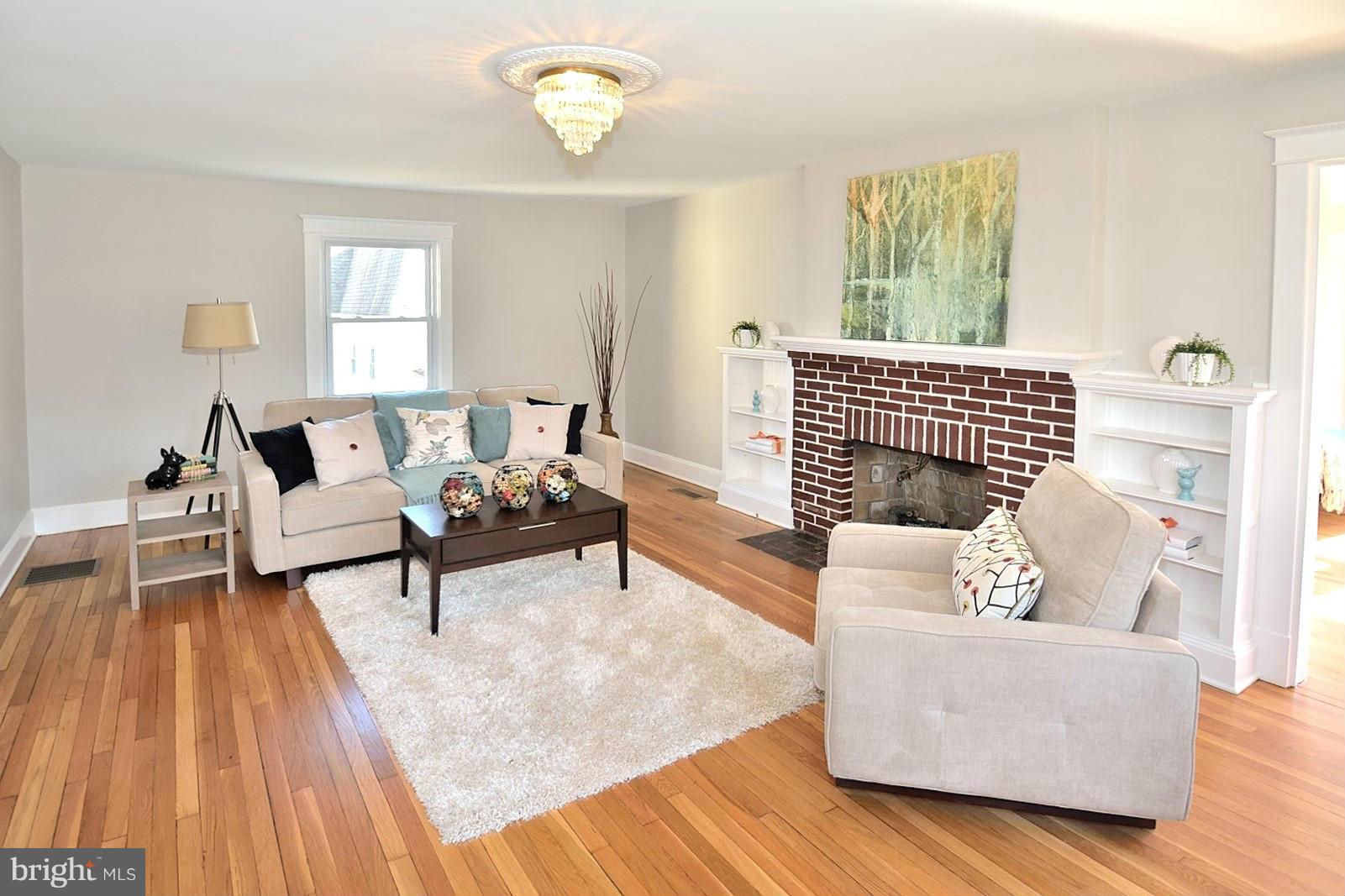205 Russell Road Alexandria, VA 22301 - Photo 4 of 28 Living Room