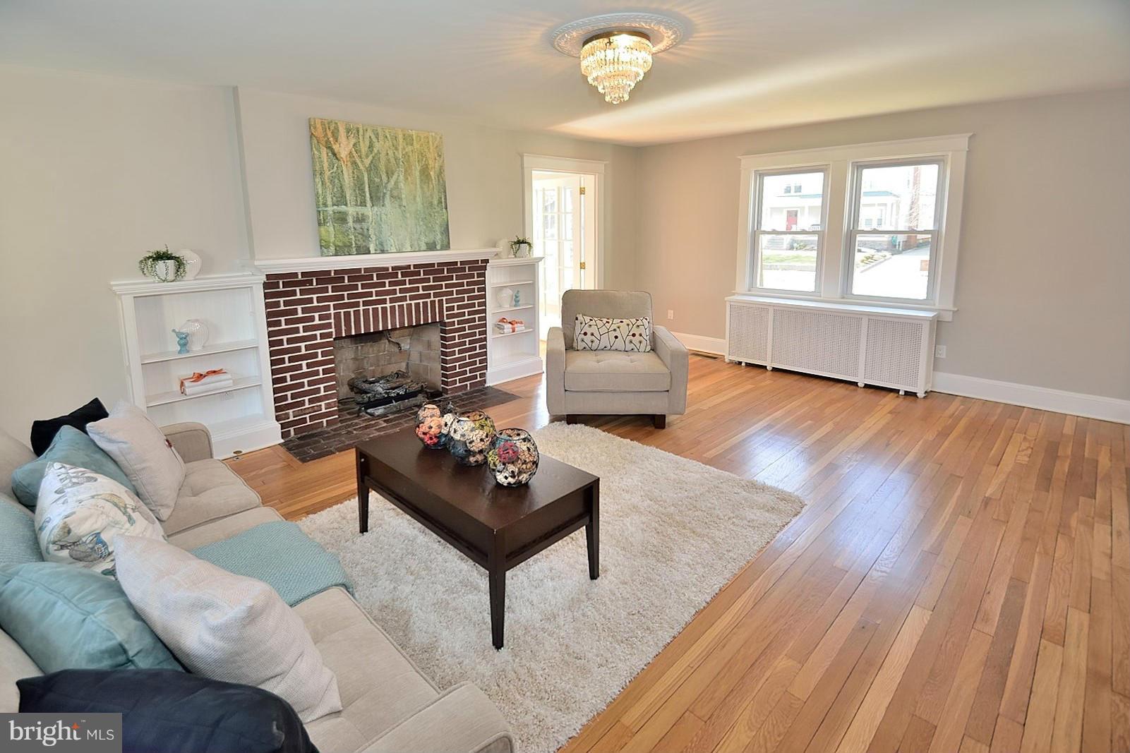 205 Russell Road Alexandria, VA 22301 - Photo 5 of 28 Living Room